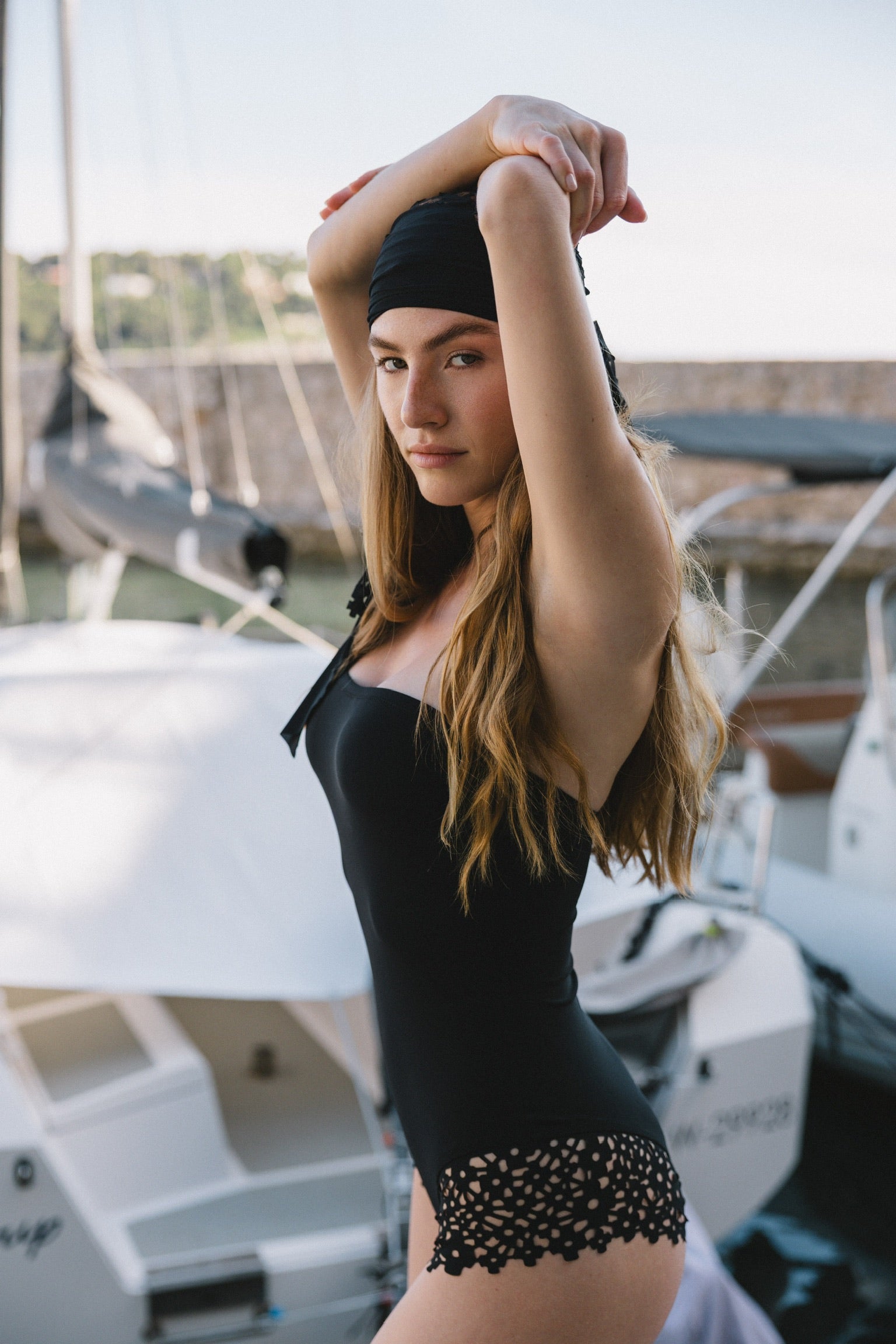 Maillot de bain une pièce bandeau noir à dentelle
