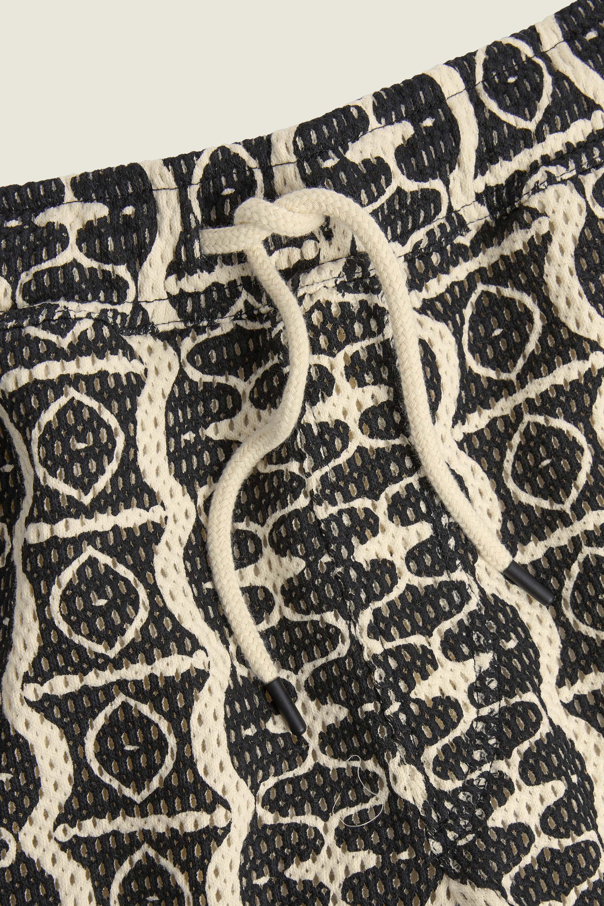 OAS - Short Hypnotise filet à motifs noir et écru